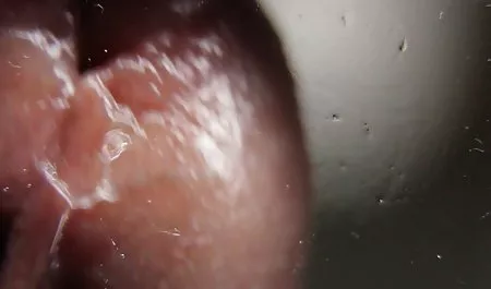 Frente disfrutar de los chorros de agua en el cuarto de baño. maduras cornudas