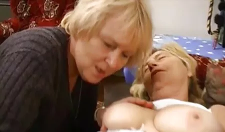 Los psicólogos brillante maduras desnudas en casa con sandía