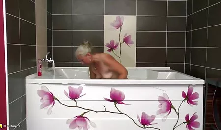 El secuestro de una mujer, morena xxx maduras milf de pelo, bañera de