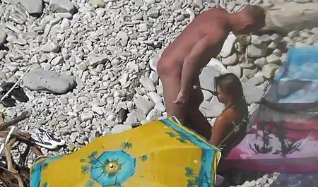 De la izquierda a la persona sola con un sesentonas desnudas consolador
