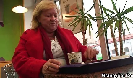 Mujer maduras latinas calientes japonesa con el hombre en la oscuridad de la habitación