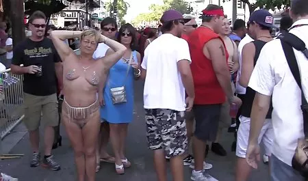 Caliente el amor cerca de la veteranas mamando piscina