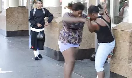 Un agente de bienes raíces con un cliente en el ver videos maduras sofá rojo