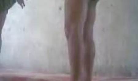 Morena caliente dos sexo con mujeres maduras hombres negros en el sofá.