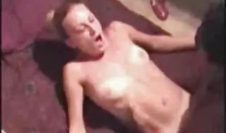 La masturbación con las bragas en la boca. sexo con maduras culonas