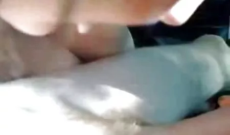 Rinka amas de casa maduras Kanzaki acariciando la polla con las manos y la boca