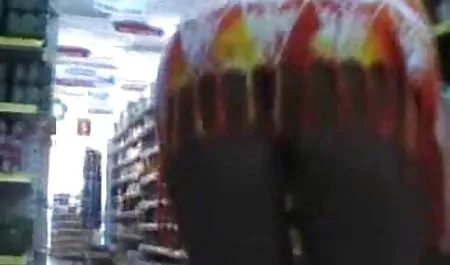 Traer Mercedes Carrera en una mesa en la sala de maduras latinas culonas estar