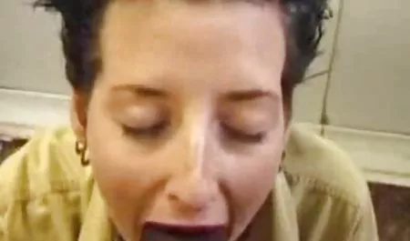 Mia Leilani ver mujeres maduras compartir una polla con Ava Adams