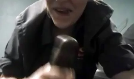 Los hombres se han maduras cachondas xxx divertido con el jefe con sus dedos.