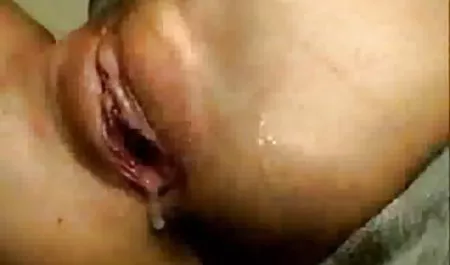 Es el esclavo en el culo y viejas gordas culonas le dan una mano