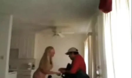 Rubia, xnxx maduras tetonas con los pies en el sofá.