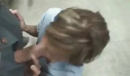 Sexo en la sala cerdas maduras de vapor después del gimnasio